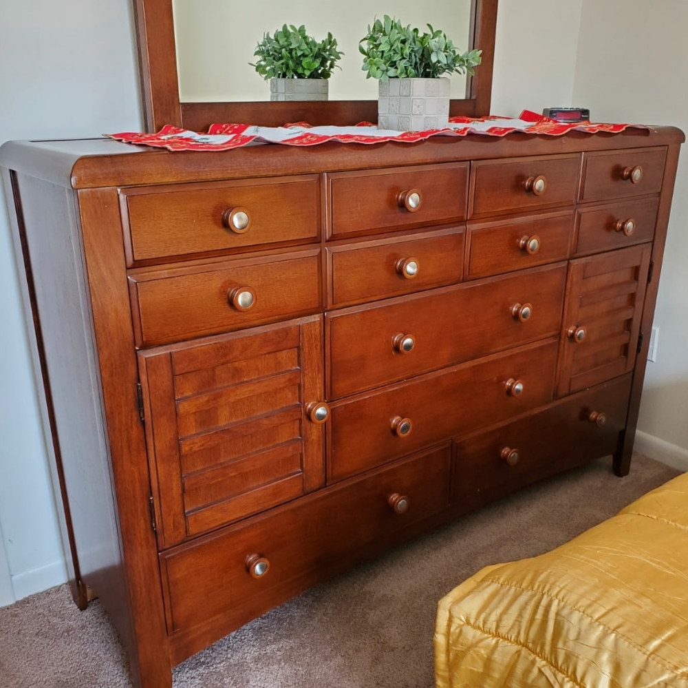 Queen bedrom set - Picture 3 of 6